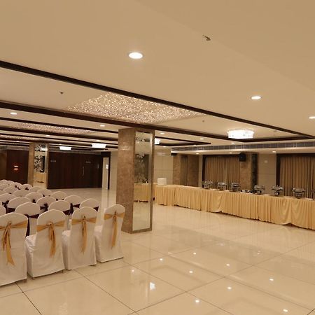Sri Sri Sri Hotel Khammam Kültér fotó