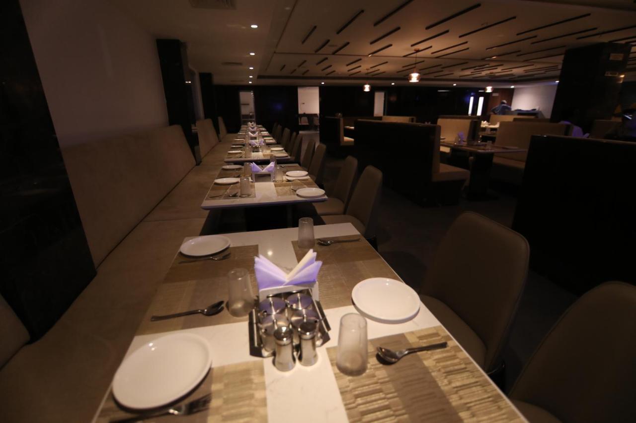 Sri Sri Sri Hotel Khammam Kültér fotó