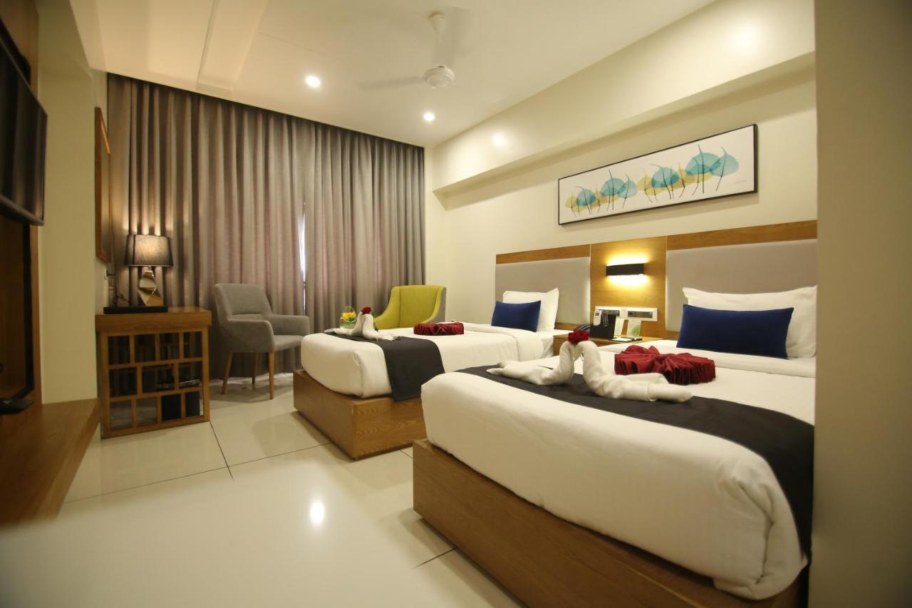 Sri Sri Sri Hotel Khammam Kültér fotó