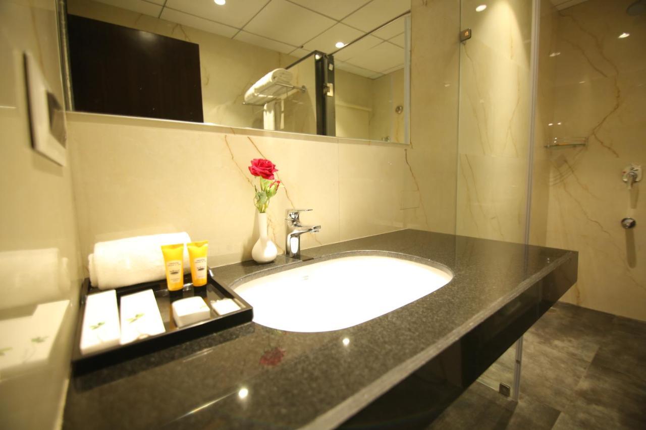 Sri Sri Sri Hotel Khammam Kültér fotó