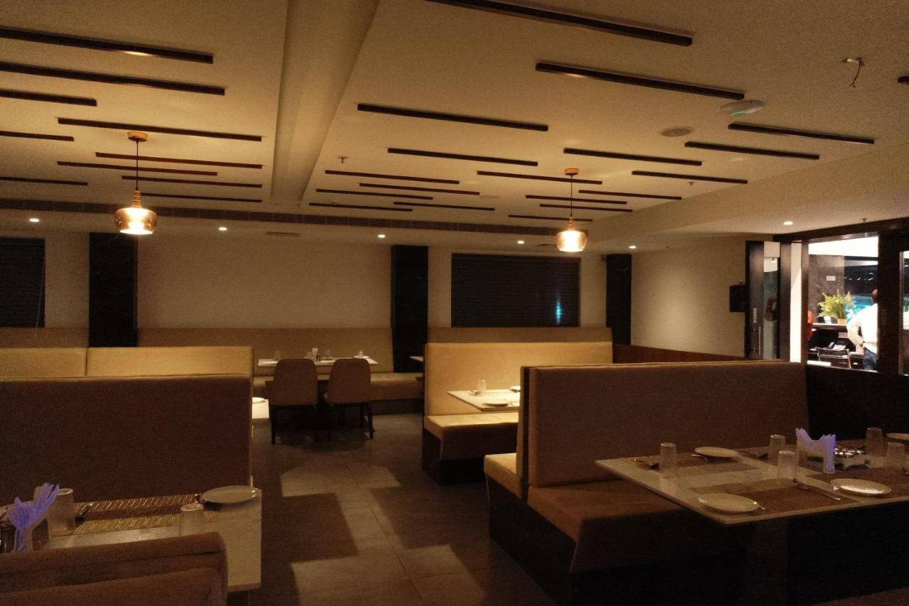 Sri Sri Sri Hotel Khammam Kültér fotó