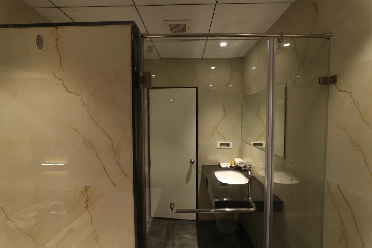 Sri Sri Sri Hotel Khammam Kültér fotó