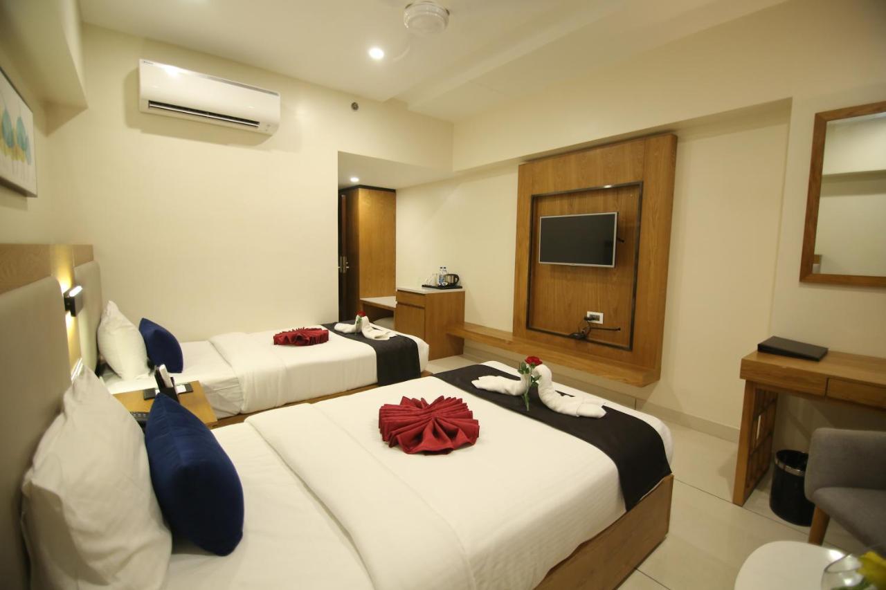 Sri Sri Sri Hotel Khammam Kültér fotó