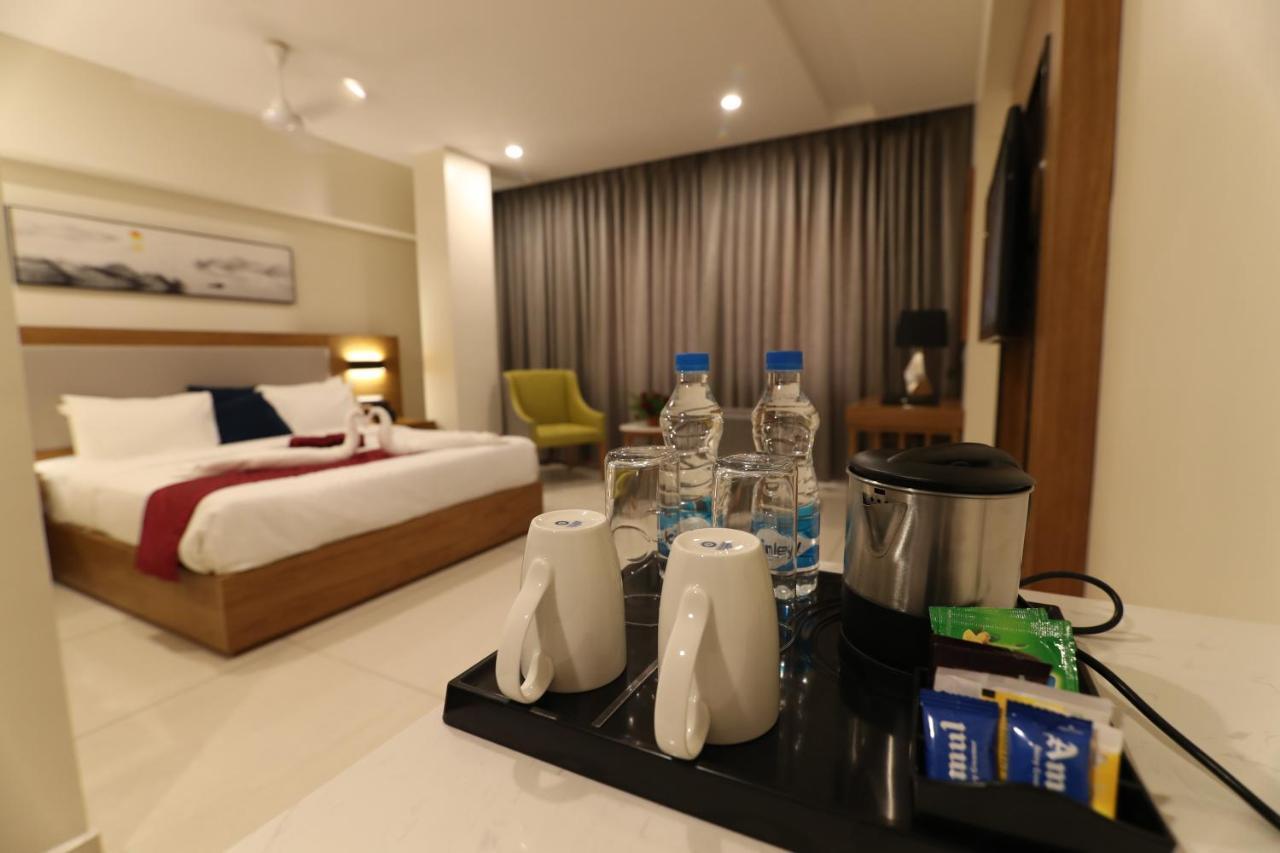 Sri Sri Sri Hotel Khammam Kültér fotó