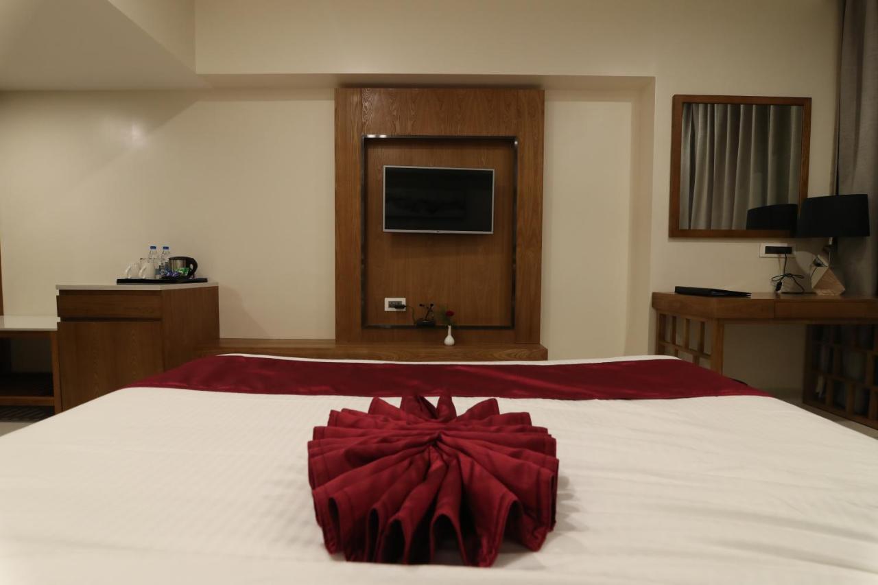Sri Sri Sri Hotel Khammam Kültér fotó