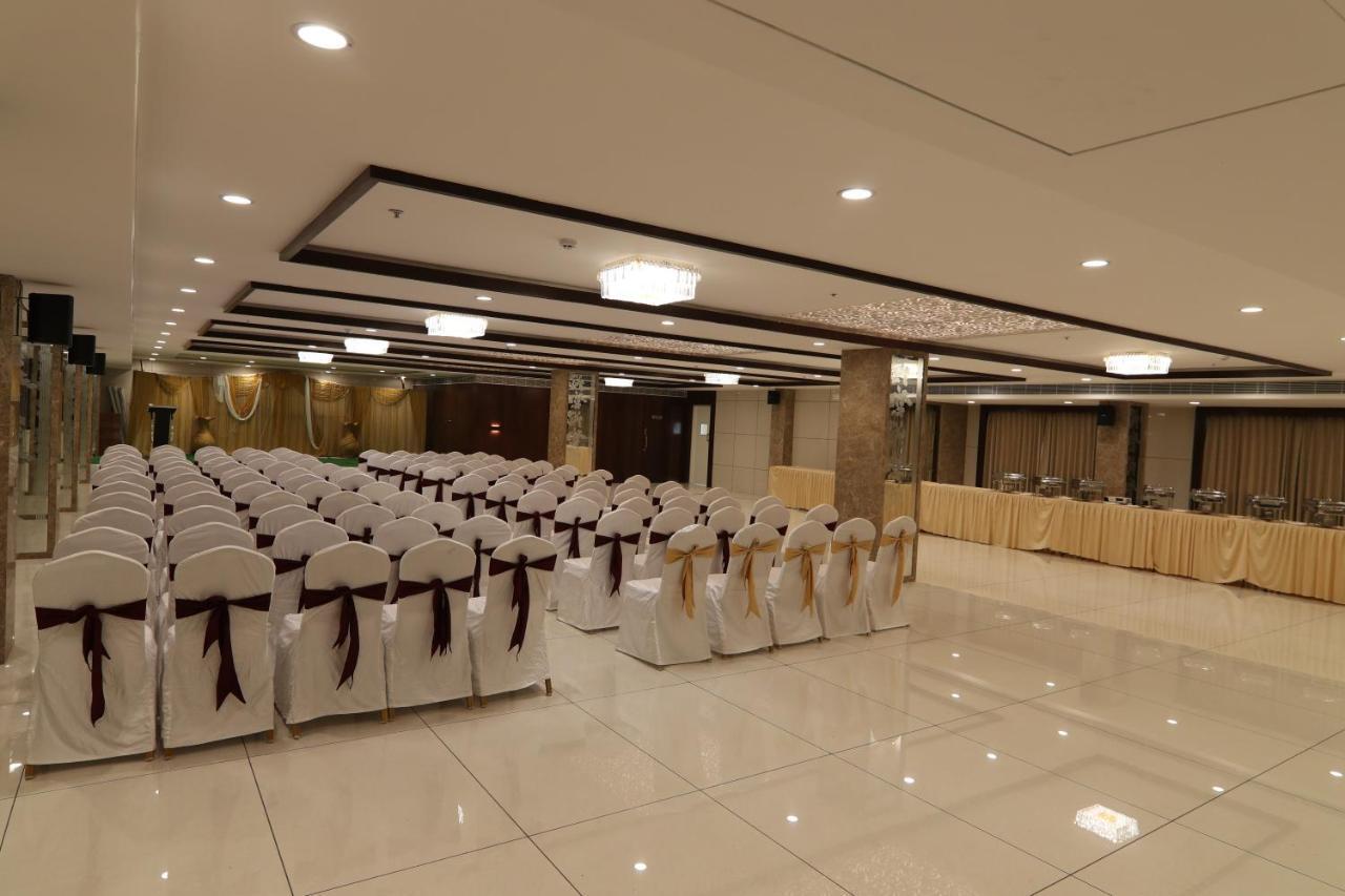 Sri Sri Sri Hotel Khammam Kültér fotó