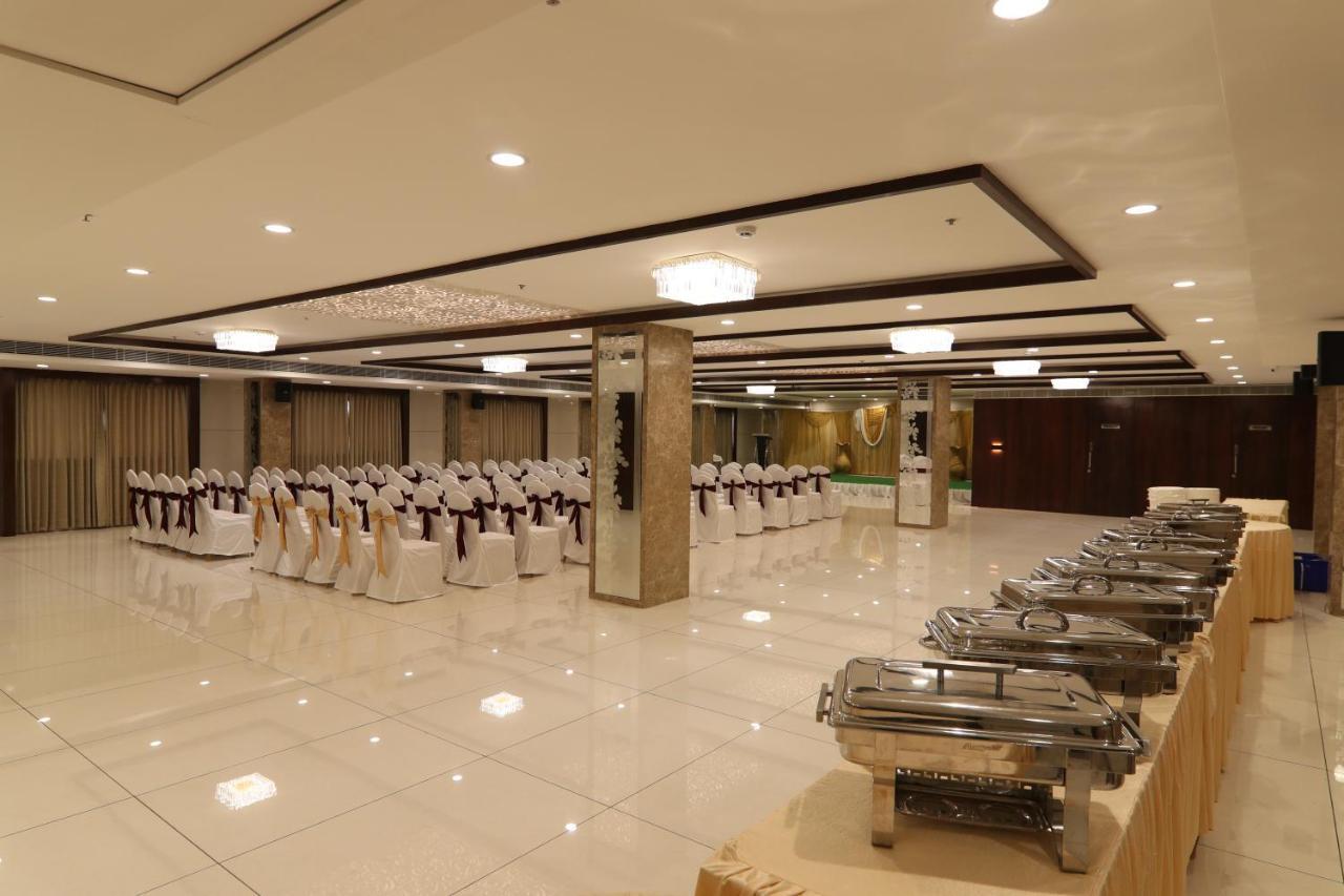 Sri Sri Sri Hotel Khammam Kültér fotó