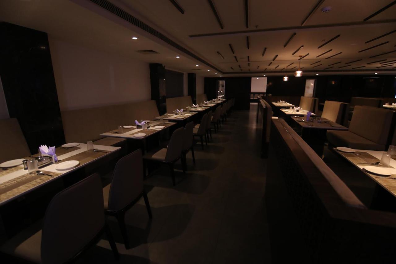 Sri Sri Sri Hotel Khammam Kültér fotó