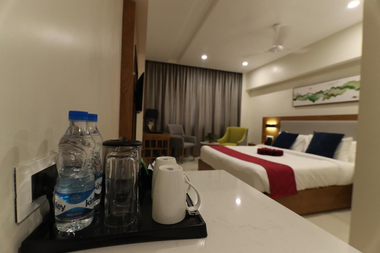 Sri Sri Sri Hotel Khammam Kültér fotó