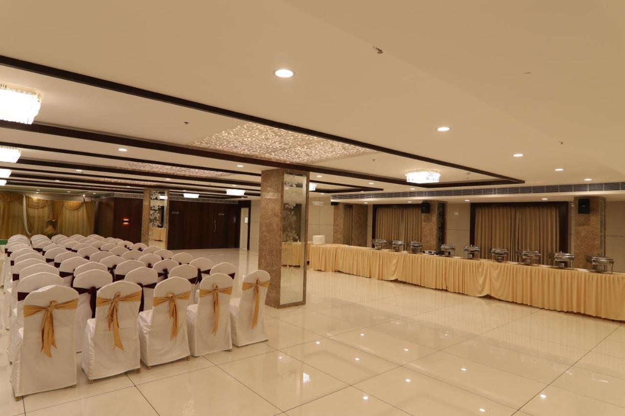 Sri Sri Sri Hotel Khammam Kültér fotó