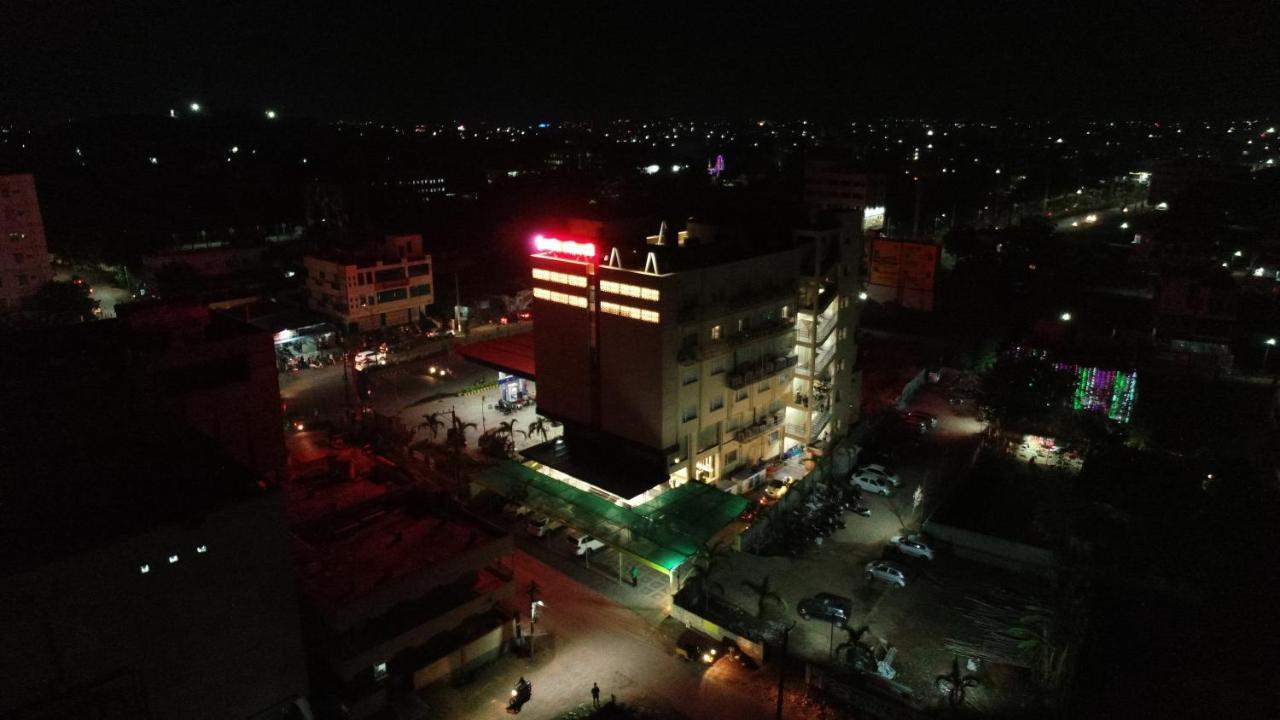Sri Sri Sri Hotel Khammam Kültér fotó