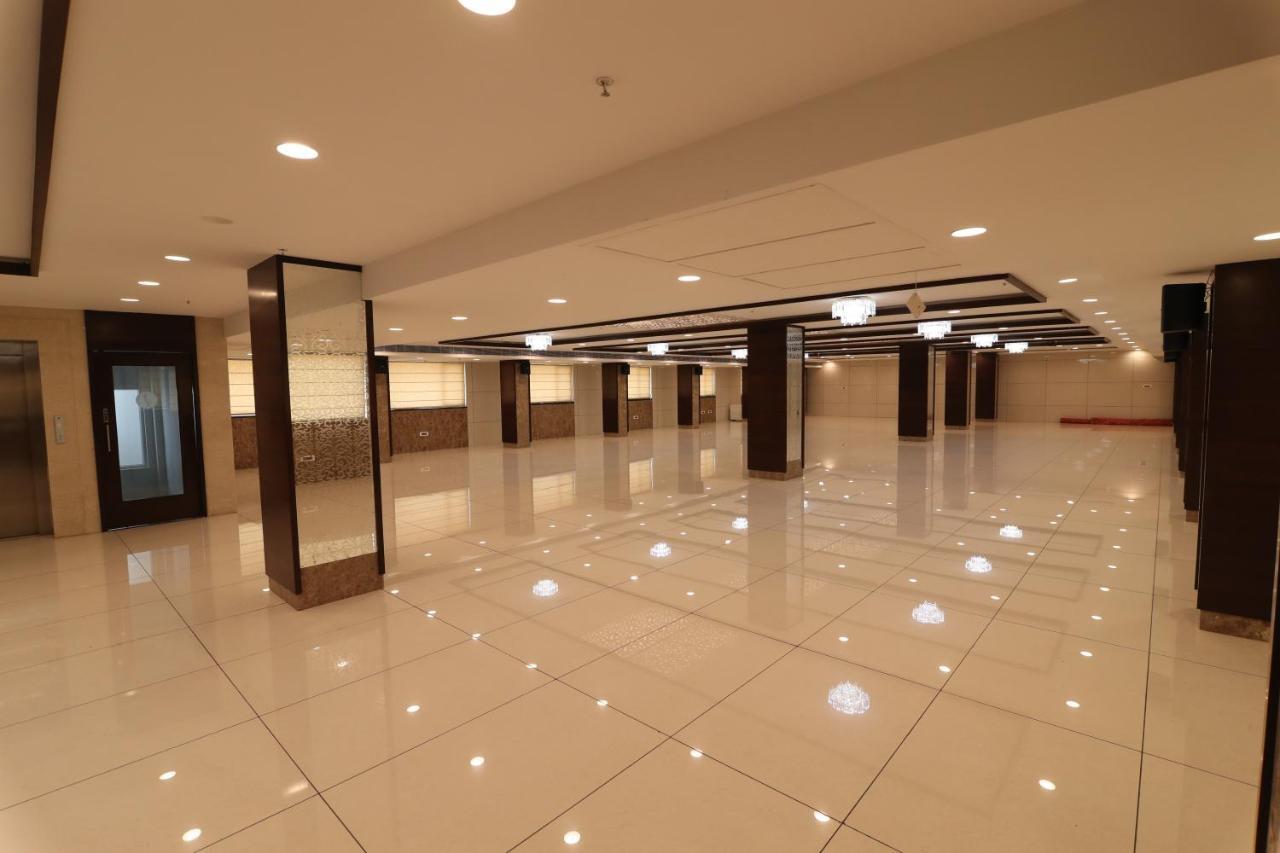 Sri Sri Sri Hotel Khammam Kültér fotó